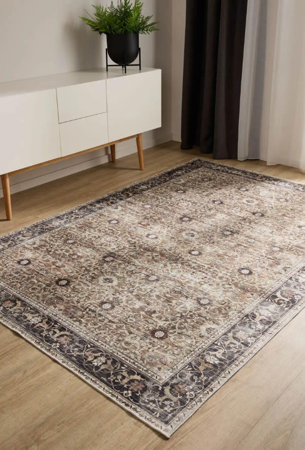 Dalla collezione Benuta Basic un tappeto lavabile con disegno floreale di ispirazione vintage sui toni del tortora e grigio antracite, per dare carattere al soggiorno ma adatto anche alla zona notte. Prezzo: in base a forma e misure a partire da 19 euro. https://www.benuta.it/ Dalla collezione Benuta Basic un tappeto lavabile con disegno floreale di ispirazione vintage sui toni del tortora e grigio antracite, per dare carattere al soggiorno ma adatto anche alla zona notte. Prezzo: in base a forma e misure a partire da 19 euro. https://www.benuta.it/