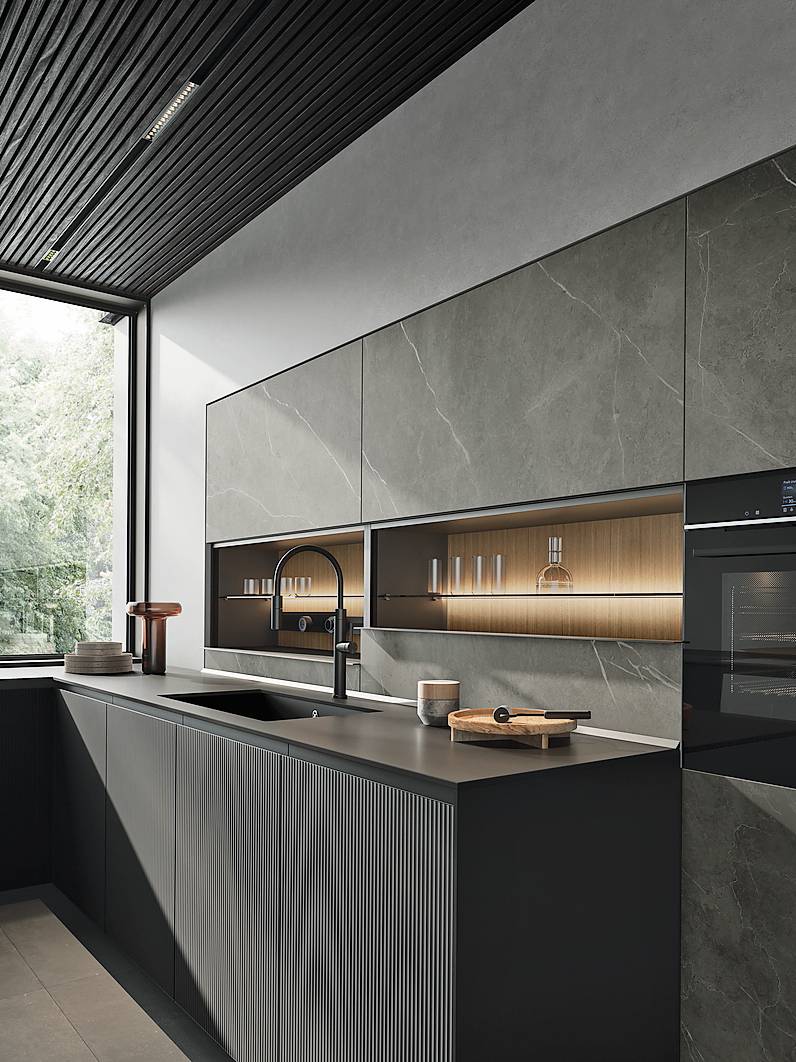 Omogeneo, ma non troppo: un fattore che contribuisce a ravvivare l'uniformità cromatica di questa cucina con isola (Glass 2.0 di Arredo3, www.arredo3.it) è l'uso sapiente di materiali e finiture differenti. Dall'effetto pietra al legno, dal cannettato al laccato, la diversità di texture e superfici aggiunge profondità e interesse visivo, rompendo la monotonia e contribuisce a ottenere un ambiente dinamico e accogliente. 