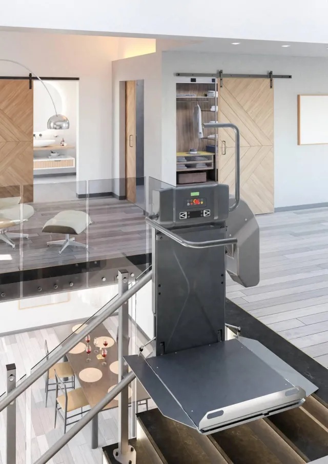 Il montascale a pedana Fluido di KONE Motus è ideale per chi si muove su sedia a rotelle, per superare le barriere architettoniche con un movimento regolare. Il pannello di controllo a bordo è dotato di pulsanti di salita e discesa su entrambi i lati per rendere semplice l’utilizzo. Funziona con batterie ricaricabili anche in assenza di corrente elettrica. Si adatta a qualsiasi tipo di scala interna o esterna, rettilinea o curvilinea anche composta, con rampe con lunghezza e pendenza diversa, pianerottoli, angoli acuti, curve a gomito, scale a chiocciola. Serve uno spazio di installazione e di funzionamento minimo di 85 cm. www.konemotus.it Il montascale a pedana Fluido di KONE Motus è ideale per chi si muove su sedia a rotelle, per superare le barriere architettoniche con un movimento regolare. Il pannello di controllo a bordo è dotato di pulsanti di salita e discesa su entrambi i lati per rendere semplice l’utilizzo. Funziona con batterie ricaricabili anche in assenza di corrente elettrica. Si adatta a qualsiasi tipo di scala interna o esterna, rettilinea o curvilinea anche composta, con rampe con lunghezza e pendenza diversa, pianerottoli, angoli acuti, curve a gomito, scale a chiocciola. Serve uno spazio di installazione e di funzionamento minimo di 85 cm. www.konemotus.it