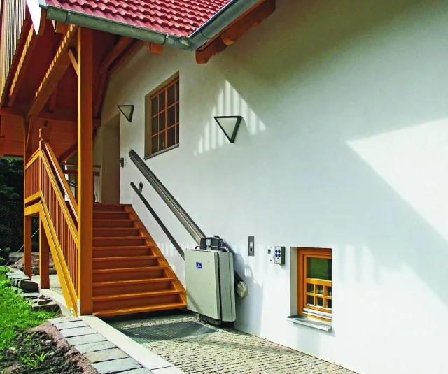 Il montascale a pedana X3 di Garaventa Lift è adatto all’installazione su scale rettilinee, anche di pochi gradini, sia all'interno che all'esterno. La guida può essere installata a gradino o a muro, in base al contesto. Il sistema di trazione è a cremagliera ed è disponibile in 6 dimensioni o per una realizzazione su misura. L’alimentazione è a batteria. I comandi sono a uomo presente da tenere sempre premuto o con pulsanti di direzione luminosi, a richiesta pulsantiera per accompagnatore con cavo. www.garaventalift.it Il montascale a pedana X3 di Garaventa Lift è adatto all’installazione su scale rettilinee, anche di pochi gradini, sia all'interno che all'esterno. La guida può essere installata a gradino o a muro, in base al contesto. Il sistema di trazione è a cremagliera ed è disponibile in 6 dimensioni o per una realizzazione su misura. L’alimentazione è a batteria. I comandi sono a uomo presente da tenere sempre premuto o con pulsanti di direzione luminosi, a richiesta pulsantiera per accompagnatore con cavo. www.garaventalift.it