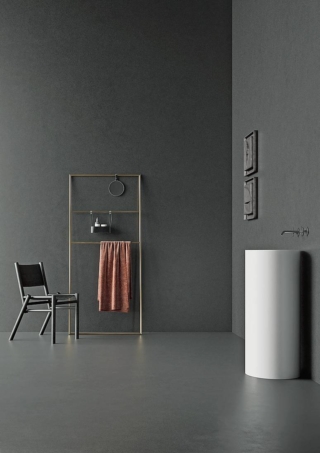 Effetto scatola per il bagno dipinto in color antracite, con pareti e pavimento che condividono la stessa tonalità (rivestimento decorativo Allover di San Marco, san-marco.com. Esistono infatti prodotti che permettono di replicare la medesima nuance su supporti diversi, ampliando le possibilità compositive. In questo contesto sono sufficienti pochissimi elementi per completare l'ambiente, in primis il lavabo di design a colonna. Effetto scatola per il bagno dipinto in color antracite, con pareti e pavimento che condividono la stessa tonalità (rivestimento decorativo Allover di San Marco, san-marco.com. Esistono infatti prodotti che permettono di replicare la medesima nuance su supporti diversi, ampliando le possibilità compositive. In questo contesto sono sufficienti pochissimi elementi per completare l'ambiente, in primis il lavabo di design a colonna.