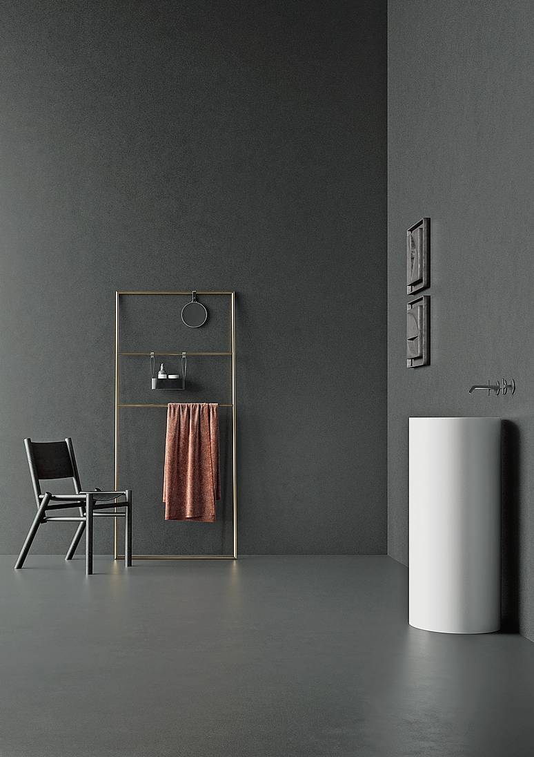 Effetto scatola per il bagno dipinto in color antracite, con pareti e pavimento che condividono la stessa tonalità (rivestimento decorativo Allover di San Marco, san-marco.com. Esistono infatti prodotti che permettono di replicare la medesima nuance su supporti diversi, ampliando le possibilità compositive. In questo contesto sono sufficienti pochissimi elementi per completare l'ambiente, in primis il lavabo di design a colonna. 