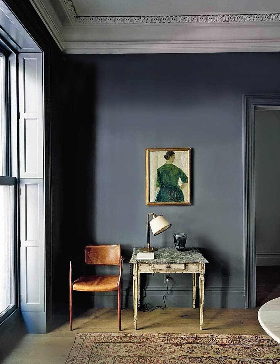 Dark di gran classe: come rendere un luogo speciale un piccolo angolo semplicemente grazie al color antracite (pittura decorativa grigia Dow Pipe di Farrow&Ball, www.farrow-ball.com) con cui è stata tinteggiata la parete. Infonde un senso di raccoglimento e fa risaltare l'involucro antico, con il soffitto decorato e il vecchio parquet. Indovinata la scelta degli arredi: un tavolino con top in marmo usato come scrivania e una poltroncina rivestita in pelle cognac.