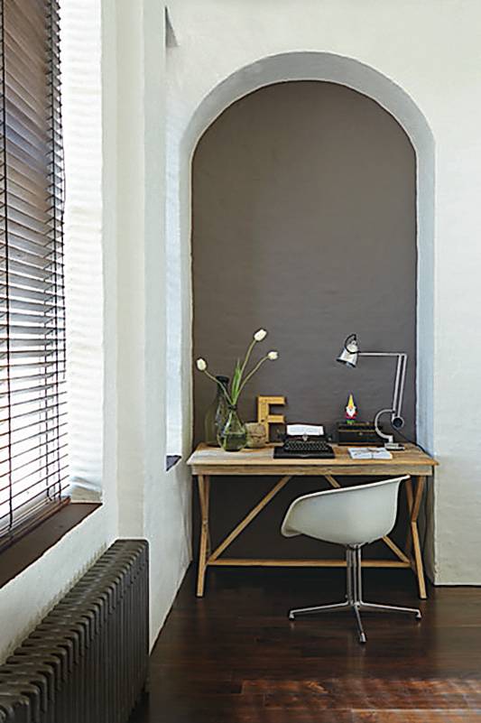 L'utilizzo di una tonalità più scura (pittura decorativa grigia Intelligent Matt Emulsion, color Knightsbridge di Little Greene, www.littlegreene.com ) per dipingere la parete di fondo di una nicchia crea un effetto visivo intrigante, aggiungendo profondità e ampliando lo spazio percepito. Questa scelta decorativa non solo enfatizza l'architettura dell'arco esistente, ma anche valorizza l'introduzione di una scrivania di produzione, ma che si adatta perfettamente alla larghezza della rientranza.