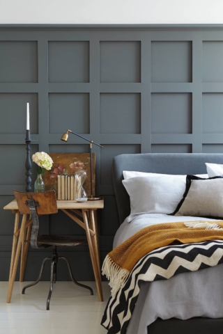 La boiserie dietro il letto è dipinta con Intelligent Matt Emulsion color Scree di Little Greene, una particolare finitura che può essere impiegata su molteplici superfici. Al litro costa 63 euro. www.littlegreene.com La boiserie dietro il letto è dipinta con Intelligent Matt Emulsion color Scree di Little Greene, una particolare finitura che può essere impiegata su molteplici superfici. Al litro costa 63 euro. www.littlegreene.com