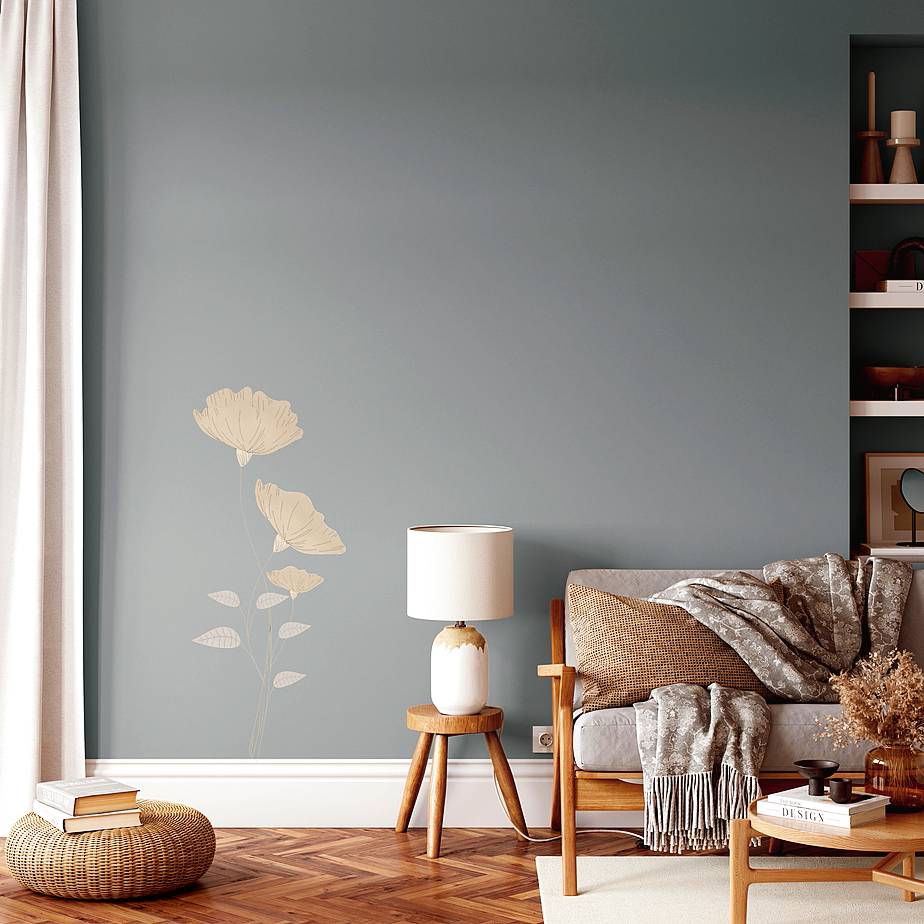 Leggerezza ton sur ton. La parete grigio perla, incorniciata dalla tenda e dallo zoccolino in legno sagomato, entrambi bianchi, è impreziosita da un delicato disegno realizzato con lo stencil che raffigura un ramo fiorito in una tenue tonalità panna. È una tecnica piuttosto semplice, basata sull'uso di mascherine, che può essere riprodotta anche da non professionisti, bastano
un po' di pazienza e manualità.