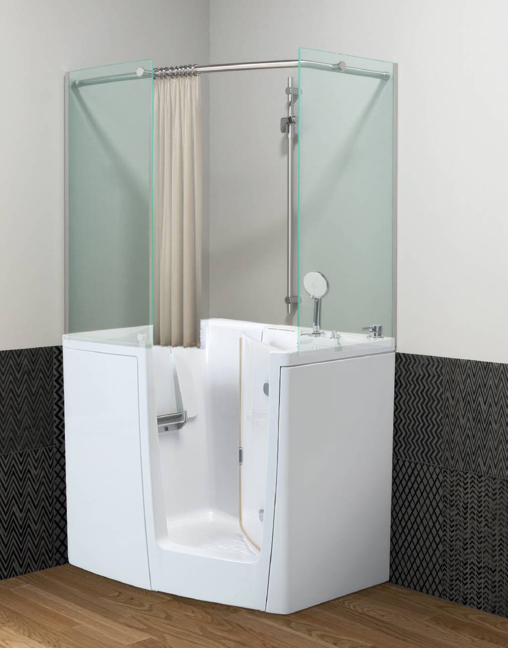 La linea 650 EVO di Ponte Giulio offre modelli di vasche con porta, tende e box doccia dotati di superfici calpestabili prive di ostacoli e sedili ribaltabili. Le vasche con porta a tenuta stagna della linea 650 EVO sono disponibili in dimensioni compatte L 110, 95 e 75 cm, il sedile interno è ribaltabile e i pannelli esterni si possono personalizzare con diversi colori, Bianco, Grafite e Tortora. Il set di rubinetteria è integrato insieme al doccino estraibile munito di tubo flessibile lungo 150 cm a scomparsa nel corpo vasca, la porta stagna e il gradino alto 16,5 cm rendono questa vasca particolarmente adatta a persone con mobilità ridotta. Prezzo a partire da 5.150 euro per il modello 75 + Iva. http://www.pontegiulio.com La linea 650 EVO di Ponte Giulio offre modelli di vasche con porta, tende e box doccia dotati di superfici calpestabili prive di ostacoli e sedili ribaltabili. Le vasche con porta a tenuta stagna della linea 650 EVO sono disponibili in dimensioni compatte L 110, 95 e 75 cm, il sedile interno è ribaltabile e i pannelli esterni si possono personalizzare con diversi colori, Bianco, Grafite e Tortora. Il set di rubinetteria è integrato insieme al doccino estraibile munito di tubo flessibile lungo 150 cm a scomparsa nel corpo vasca, la porta stagna e il gradino alto 16,5 cm rendono questa vasca particolarmente adatta a persone con mobilità ridotta. Prezzo a partire da 5.150 euro per il modello 75 + Iva. http://www.pontegiulio.com