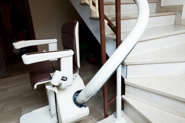 Il montascale a poltroncina Vivace di KONE Motus è disponibile sia in versione per scala rettilinea che curvilinea. La poltroncina è in diversi modelli ed è ancorata ad una guida, da utilizzare per salire e scendere le scale in tutta sicurezza. Per l'installazione è sufficiente una scala larga 69 cm, mentre la guida su cui si muove ha un ingombro limitato, che non interferisce con l’uso della scala. Il sensore di sicurezza blocca la corsa in caso ci siano ostacoli sul percorso. www.konemotus.it Il montascale a poltroncina Vivace di KONE Motus è disponibile sia in versione per scala rettilinea che curvilinea. La poltroncina è in diversi modelli ed è ancorata ad una guida, da utilizzare per salire e scendere le scale in tutta sicurezza. Per l'installazione è sufficiente una scala larga 69 cm, mentre la guida su cui si muove ha un ingombro limitato, che non interferisce con l’uso della scala. Il sensore di sicurezza blocca la corsa in caso ci siano ostacoli sul percorso. www.konemotus.it