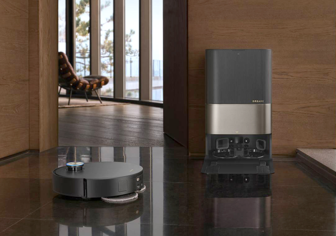 L’X50 Ultra Complete di Dreame ha sistema ProLeap™ con capacità di superamento degli ostacoli alti fino a 6 cm grazie a gambe retrattili robotiche che sollevano il telaio. Dotato di telecamera AI e guida LED per una navigazione precisa, ha tecnologia DuoBrush HyperStream™ Detangling per catturare e rimuovere capelli fino a 30 cm senza grovigli. Lava anche utilizzando 20 ugelli per una distribuzione uniforme dell'acqua, lasciando mop e stazione base puliti e asciutti. Ha 20.000 Pa di potenza di aspirazione. La stazione base con sistema di autosvuotamento misura L 34 x P 46 x H 59 cm. Prezzo 1.499 euro. https://it.dreametech.com/ L’X50 Ultra Complete di Dreame ha sistema ProLeap™ con capacità di superamento degli ostacoli alti fino a 6 cm grazie a gambe retrattili robotiche che sollevano il telaio. Dotato di telecamera AI e guida LED per una navigazione precisa, ha tecnologia DuoBrush HyperStream™ Detangling per catturare e rimuovere capelli fino a 30 cm senza grovigli. Lava anche utilizzando 20 ugelli per una distribuzione uniforme dell'acqua, lasciando mop e stazione base puliti e asciutti. Ha 20.000 Pa di potenza di aspirazione. La stazione base con sistema di autosvuotamento misura L 34 x P 46 x H 59 cm. Prezzo 1.499 euro. https://it.dreametech.com/