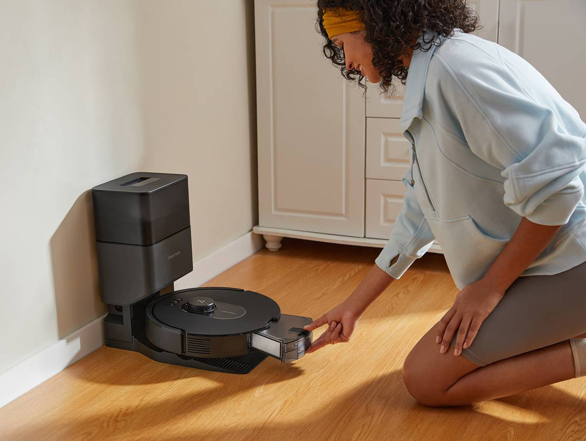 Roborock Q5 Max+ ha una potente aspirazione di 5500 Pa, che elimina senza problemi polvere, peli di animali e detriti, spazzola DuoRoller™ con due rulli in gomma, che solleva efficacemente polvere, detriti e peli di animali, navigazione laser LiDAR PreciSense® che mappa la casa con precisione, permettendo al robot di pianificare percorsi intelligenti ed evitare ostacoli. La batteria a lunga durata garantisce fino a 350 mq di pulizia con una singola carica e il capiente cestino da 770 ml riduce la necessità di svuotarlo frequentemente. Q5 Max+ è controllabile tramite app e compatibile con gli assistenti vocali come Alexa, Siri e Google Assistant. La stazione misura L 30,5 x P 44 x H 42,5 cm. Prezzo 349 euro. MediaWorld.it Roborock Q5 Max+ ha una potente aspirazione di 5500 Pa, che elimina senza problemi polvere, peli di animali e detriti, spazzola DuoRoller™ con due rulli in gomma, che solleva efficacemente polvere, detriti e peli di animali, navigazione laser LiDAR PreciSense® che mappa la casa con precisione, permettendo al robot di pianificare percorsi intelligenti ed evitare ostacoli. La batteria a lunga durata garantisce fino a 350 mq di pulizia con una singola carica e il capiente cestino da 770 ml riduce la necessità di svuotarlo frequentemente. Q5 Max+ è controllabile tramite app e compatibile con gli assistenti vocali come Alexa, Siri e Google Assistant. La stazione misura L 30,5 x P 44 x H 42,5 cm. Prezzo 349 euro. MediaWorld.it