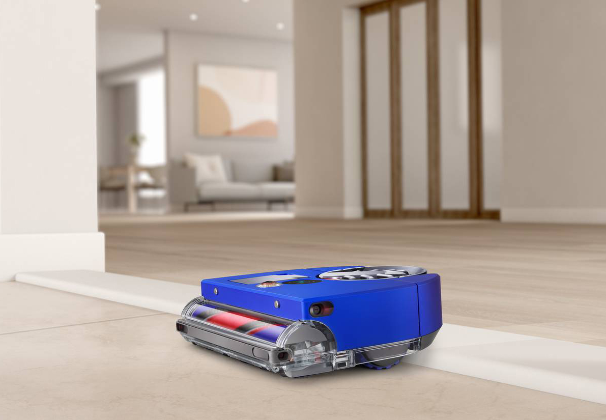 Il robot aspirapolvere Dyson 360 Vis Nav™ è dotato di un sistema di visione a 360° con lente emisferica fish-eye, così da riconoscere dove è stato, vedere dove pulire, adattare intelligentemente la potenza alla polvere rilevata e creare mappe della polvere presente in casa. È dotato di una spazzola a tripla azione a tutta larghezza: il morbido nylon Fluffy per raccogliere i detriti più grandi sui pavimenti duri, i filamenti antistatici in fibra di carbonio per raccogliere la polvere fine sui pavimenti duri e le setole rigide in nylon per pulire efficacemente i tappeti. Ha autonomia di 65 minuti. Si svuota manualmente e la base di sola ricarica da sistemare a parete è alta 9,7 cm. Prezzo 999 euro. www.dyson.it Il robot aspirapolvere Dyson 360 Vis Nav™ è dotato di un sistema di visione a 360° con lente emisferica fish-eye, così da riconoscere dove è stato, vedere dove pulire, adattare intelligentemente la potenza alla polvere rilevata e creare mappe della polvere presente in casa. È dotato di una spazzola a tripla azione a tutta larghezza: il morbido nylon Fluffy per raccogliere i detriti più grandi sui pavimenti duri, i filamenti antistatici in fibra di carbonio per raccogliere la polvere fine sui pavimenti duri e le setole rigide in nylon per pulire efficacemente i tappeti. Ha autonomia di 65 minuti. Si svuota manualmente e la base di sola ricarica da sistemare a parete è alta 9,7 cm. Prezzo 999 euro. www.dyson.it