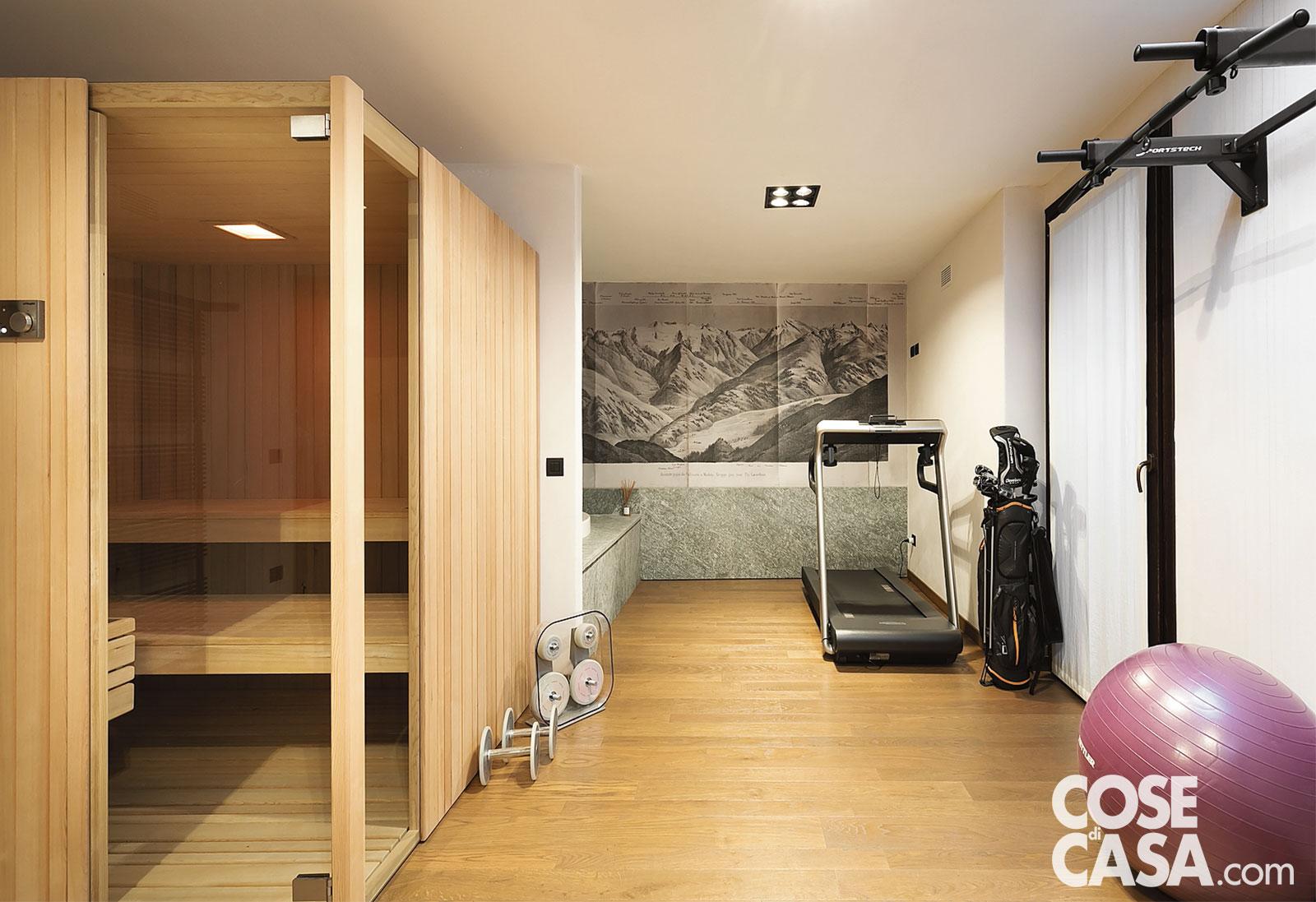 Recupero del piano seminterrato opportunamente trasformato in un grande ambiente fruibile con sauna in legno e area fitness arricchita da strumenti ginnici – Foto: Edi Solari. Progetto: arch. Elena Taretto. Recupero del piano seminterrato opportunamente trasformato in un grande ambiente fruibile con sauna in legno e area fitness arricchita da strumenti ginnici – Foto: Edi Solari. Progetto: arch. Elena Taretto.