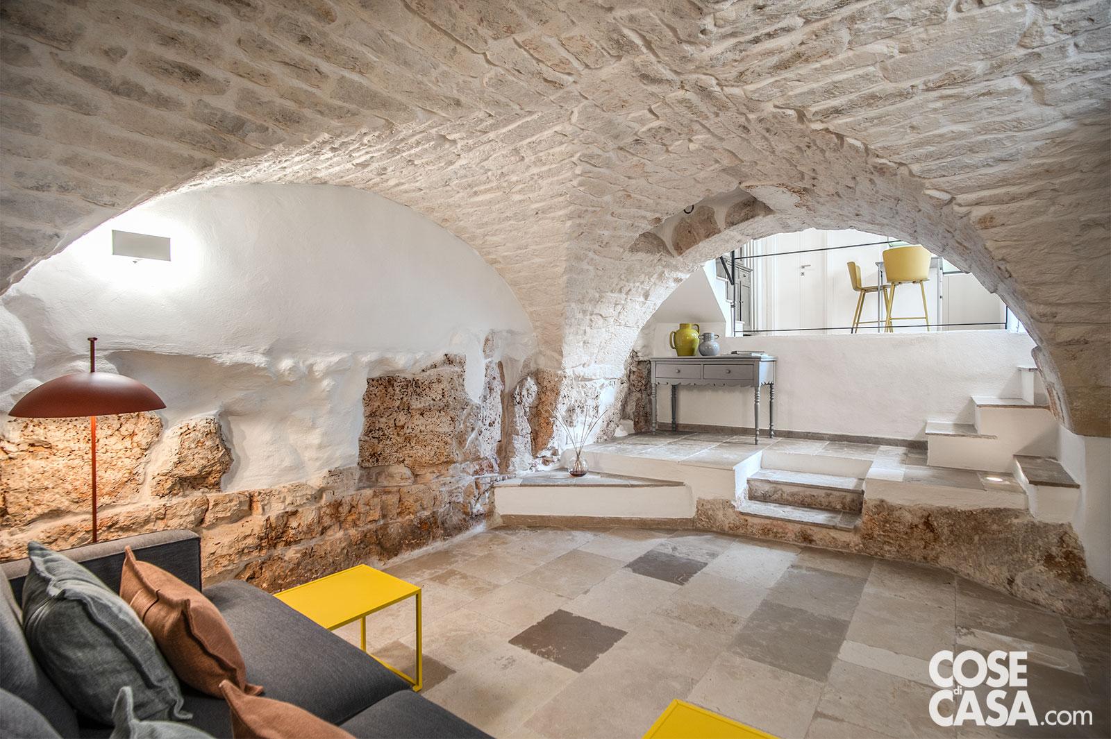 Un soggiorno seminterrato in pietra locale, pareti intonacate a calce, un ambiente caratteristico che sposa l’uso di elementi moderni e tonalità decise di giallo e grigio scuro - Foto e progetto di interior design: Gian Paolo Guerra. Un soggiorno seminterrato in pietra locale, pareti intonacate a calce, un ambiente caratteristico che sposa l’uso di elementi moderni e tonalità decise di giallo e grigio scuro - Foto e progetto di interior design: Gian Paolo Guerra.