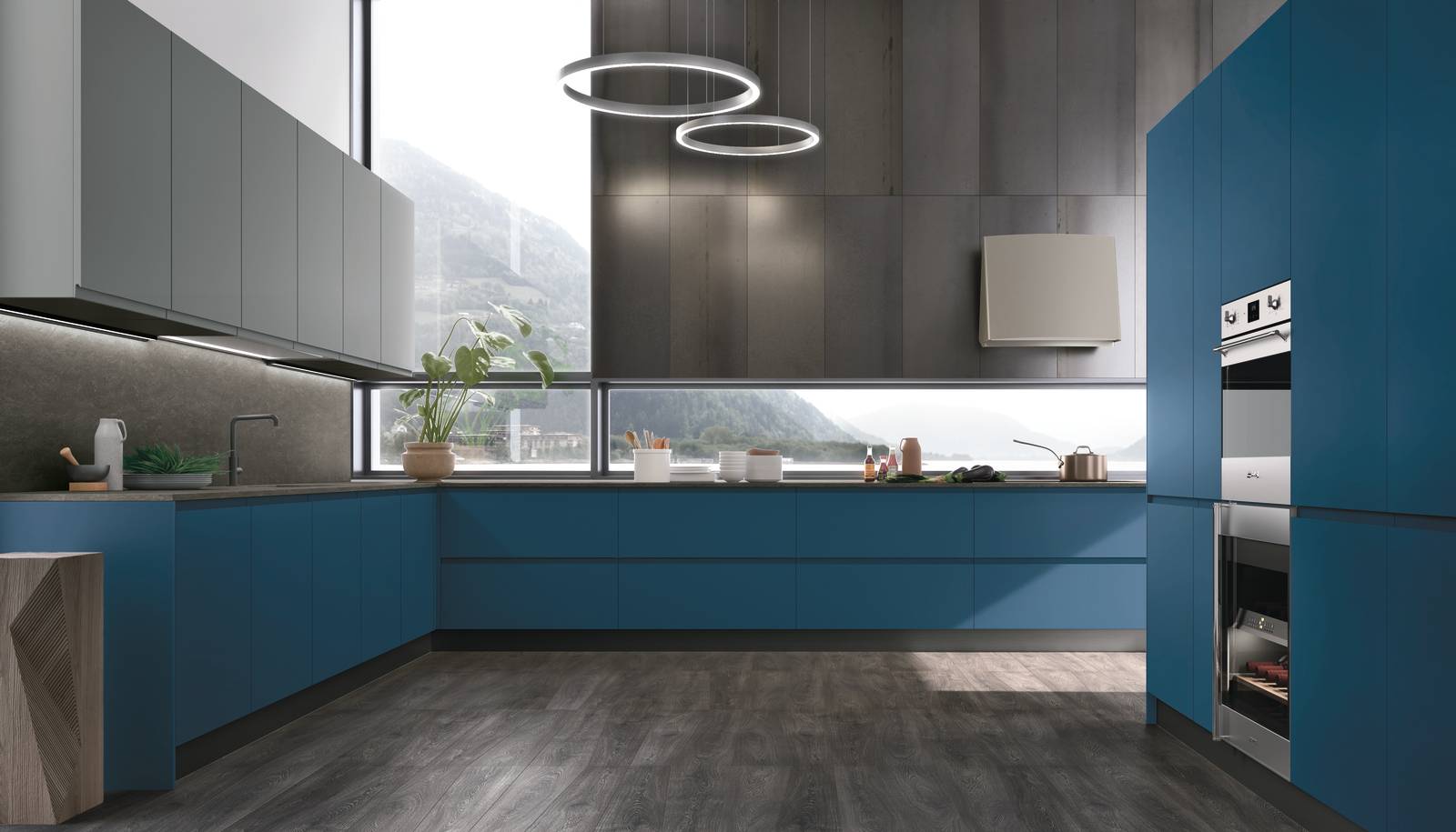 In stile minimal, la cucina laccata blu (tinta Mediterraneo) Karma di Stosa offre una rinnovata gamma di finiture, nuovi colori e l’apertura con gola integrata. Prezzo di una base da 60 cm a partire da 236 euro + Iva. www.stosacucine.com