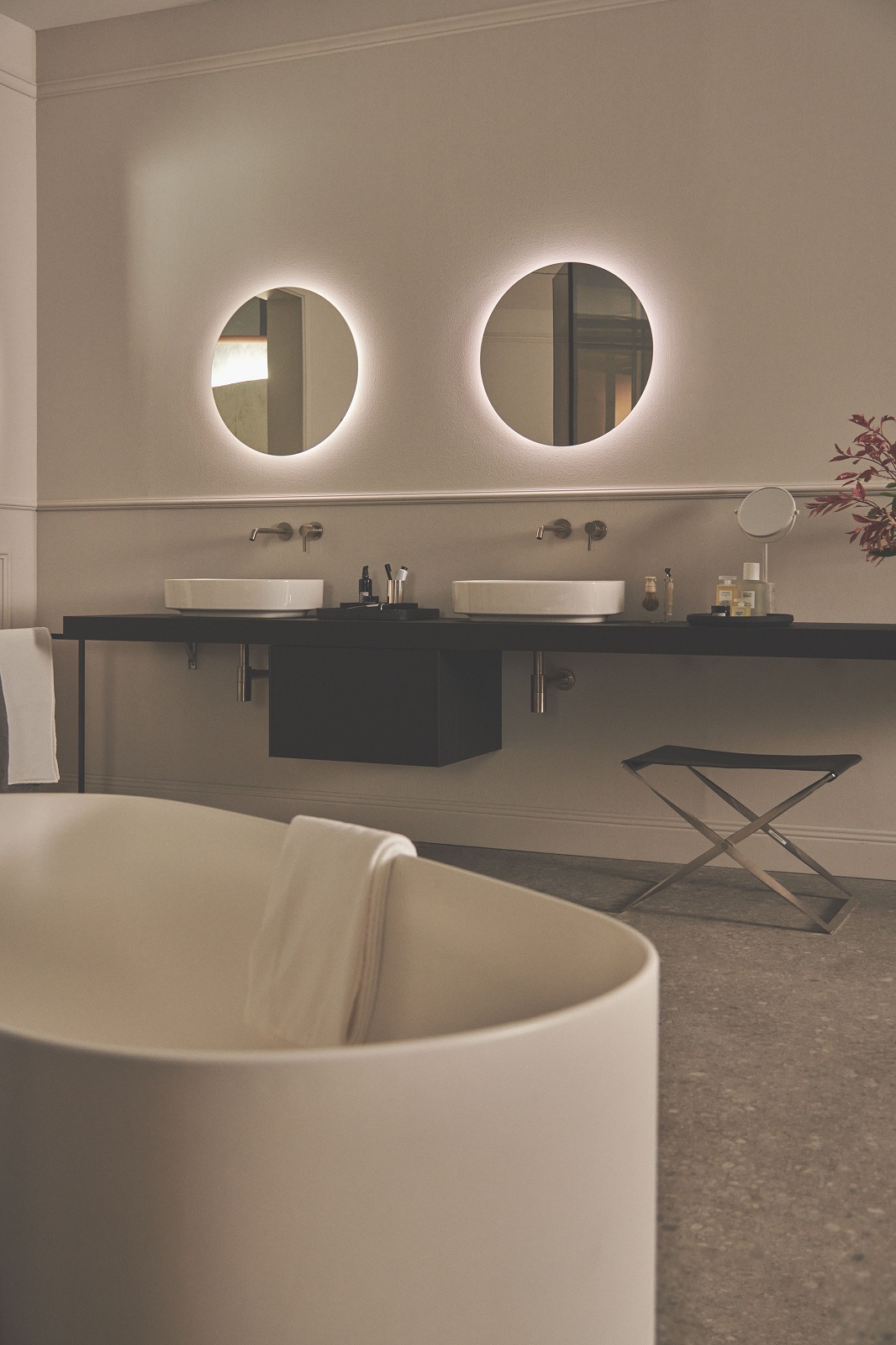 Sono realizzati nel materiale ceramico Diamatec® i lavabi da appoggio Linda-X di Atelier Collections Ideal Standard senza troppopieno e senza fori rubinetteria. Ciascun lavabo misura L 75 x P 50 cm. Prezzo cadauno, Iva esclusa e nella versione smaltata, 610,50 cm. www.idealstandard.it Sono realizzati nel materiale ceramico Diamatec® i lavabi da appoggio Linda-X di Atelier Collections Ideal Standard senza troppopieno e senza fori rubinetteria. Ciascun lavabo misura L 75 x P 50 cm. Prezzo cadauno, Iva esclusa e nella versione smaltata, 610,50 cm. www.idealstandard.it