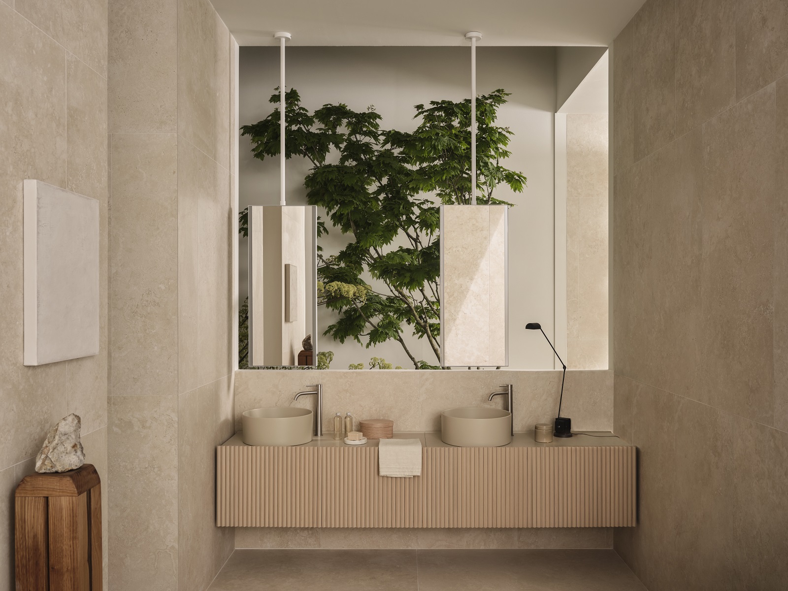 Sul mobile Delfo226 di Ceramica Cielo con piano rettangolare in ceramica nella finitura Lino poggiano due lavabi da appoggio Theo Tondo nella stessa finitura Lino, senza troppopieno. Ciascun lavabo misura Ø 40 x H 16 cm. Disponibile in svariati colori. Prezzo su richiesta. www.ceramicacielo.it Sul mobile Delfo226 di Ceramica Cielo con piano rettangolare in ceramica nella finitura Lino poggiano due lavabi da appoggio Theo Tondo nella stessa finitura Lino, senza troppopieno. Ciascun lavabo misura Ø 40 x H 16 cm. Disponibile in svariati colori. Prezzo su richiesta. www.ceramicacielo.it