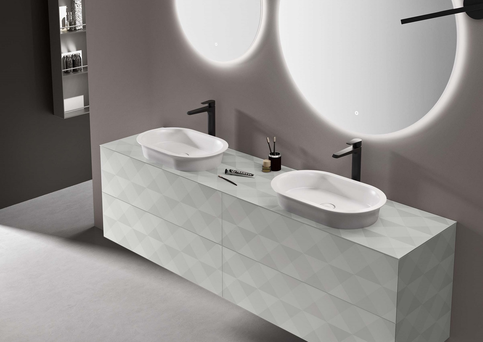 È in ceramica il doppio lavabo Avigo da appoggio della composizione in foto, Collezione ECLIPSE, di Geromin by Gruppo Geromin. Senza troppopieno, è di forma ovale. Ciascun lavabo misura L 60 x P 39 x H 11 cm. Prezzo su richiesta. https://gruppogeromin.com/it/ È in ceramica il doppio lavabo Avigo da appoggio della composizione in foto, Collezione ECLIPSE, di Geromin by Gruppo Geromin. Senza troppopieno, è di forma ovale. Ciascun lavabo misura L 60 x P 39 x H 11 cm. Prezzo su richiesta. https://gruppogeromin.com/it/