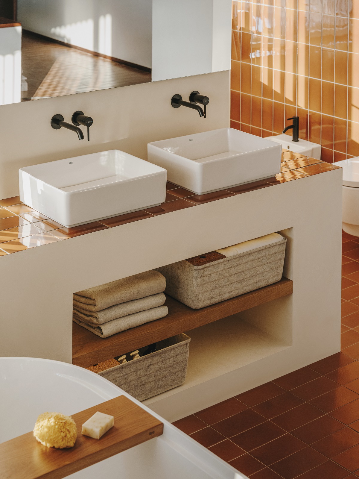 Sono disponibili in bianco super glaze, come in foto, o in bianco opaco i lavabi da appoggio Tura di Roca in ceramica e senza troppopieno. Ciascun lavabo misura L 45 x P 35 x H 15,5 cm. Prezzo su richiesta. www.roca.it Sono disponibili in bianco super glaze, come in foto, o in bianco opaco i lavabi da appoggio Tura di Roca in ceramica e senza troppopieno. Ciascun lavabo misura L 45 x P 35 x H 15,5 cm. Prezzo su richiesta. www.roca.it