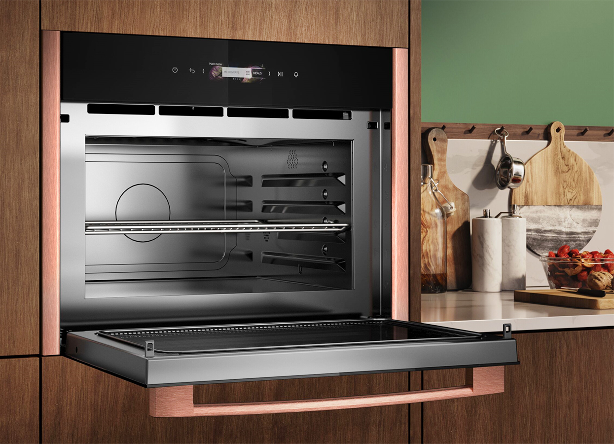 Gli elementi intercambiabili del sistema Flex Design, nei 4 colori Deep Black, Brushed Bronze, Metallic Silver e Anthracite Grey, rendono versatile il microonde da incasso N 70 C29GR3XY1 di Neff. Ha potenza massima di 1.000 watt regolabile su 5 livelli, potenza del grill di 1.900 watt, display Full Touch TFT a colori e chiusura della porta ammortizzata. Capiente 47 litri, ha sistema di pulizia EasyClean per idrolisi. Misura L 60 x P 55 x H 45 cm. Prezzo da rivenditore. www.neff-home.com Gli elementi intercambiabili del sistema Flex Design, nei 4 colori Deep Black, Brushed Bronze, Metallic Silver e Anthracite Grey, rendono versatile il microonde da incasso N 70 C29GR3XY1 di Neff. Ha potenza massima di 1.000 watt regolabile su 5 livelli, potenza del grill di 1.900 watt, display Full Touch TFT a colori e chiusura della porta ammortizzata. Capiente 47 litri, ha sistema di pulizia EasyClean per idrolisi. Misura L 60 x P 55 x H 45 cm. Prezzo da rivenditore. www.neff-home.com