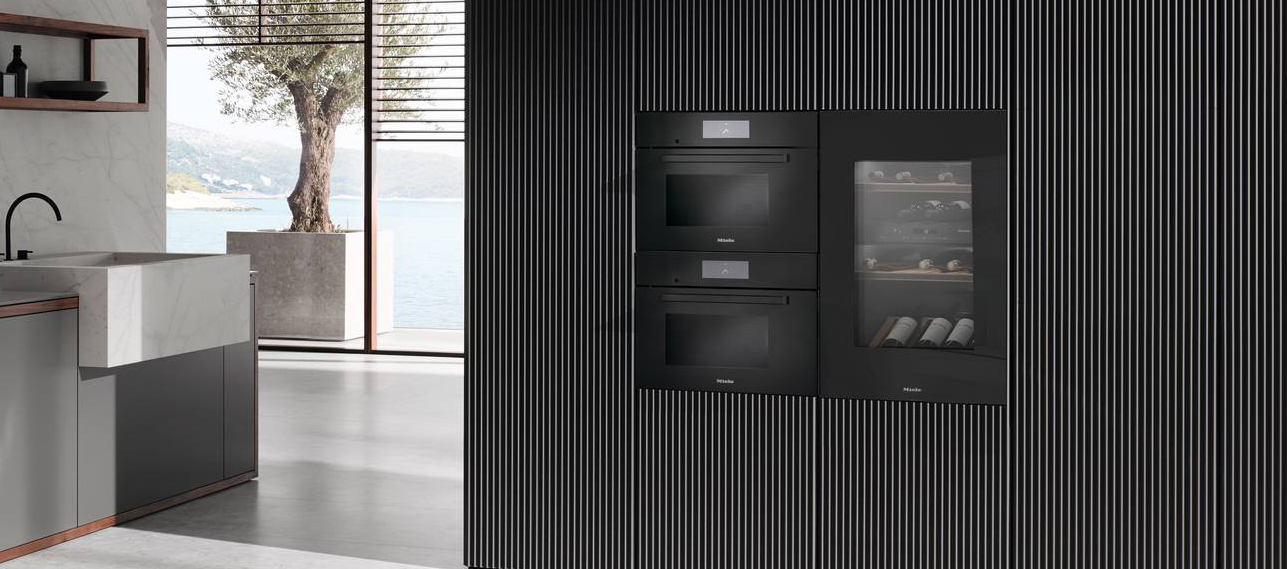 Nel forno DGM 7840 di Miele i tempi di cottura sono ridotti grazie alla combinazione di vapore e microonde. È anche possibile combinare fino a tre programmi automatici per pietanze diverse: temperatura, durata e sequenza vengono stabilite autonomamente.  Inoltre con Quick & Gentle, grazie alla tecnologia Inverter la potenza microonde si regola linearmente da 300 watt a 1000 watt. Capiente 40 litri, ha serbatoio dell’acqua per la cottura a vapore di 1,5 litri. Misura L 59 x P 56 x H 45 cm. Prezzo 5.699 euro. www.miele.it Nel forno DGM 7840 di Miele i tempi di cottura sono ridotti grazie alla combinazione di vapore e microonde. È anche possibile combinare fino a tre programmi automatici per pietanze diverse: temperatura, durata e sequenza vengono stabilite autonomamente.  Inoltre con Quick & Gentle, grazie alla tecnologia Inverter la potenza microonde si regola linearmente da 300 watt a 1000 watt. Capiente 40 litri, ha serbatoio dell’acqua per la cottura a vapore di 1,5 litri. Misura L 59 x P 56 x H 45 cm. Prezzo 5.699 euro. www.miele.it