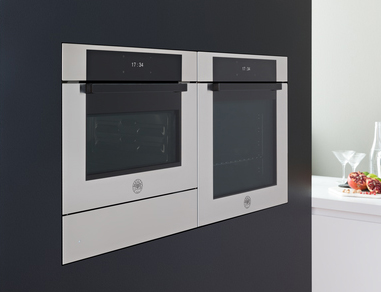 Il forno F457MODMWTX della Serie Modern di Bertazzoni offre in un’unica soluzione tutti i vantaggi di un forno elettrico multifunzione e di un microonde. Dotato di 7 funzioni, nella modalità microonde ha 5 livelli di potenza oltre alla funzione booster, che riduce significativamente i tempi di cottura. Con 15 programmi pre-impostati, è possibile gestire le funzioni attraverso comandi Full Touch e il dispaly TFT. Misura L 60 x P 55 x H 45 cm. Prezzo: 2.409 euro. www.bertazzoni.com Il forno F457MODMWTX della Serie Modern di Bertazzoni offre in un’unica soluzione tutti i vantaggi di un forno elettrico multifunzione e di un microonde. Dotato di 7 funzioni, nella modalità microonde ha 5 livelli di potenza oltre alla funzione booster, che riduce significativamente i tempi di cottura. Con 15 programmi pre-impostati, è possibile gestire le funzioni attraverso comandi Full Touch e il dispaly TFT. Misura L 60 x P 55 x H 45 cm. Prezzo: 2.409 euro. www.bertazzoni.com