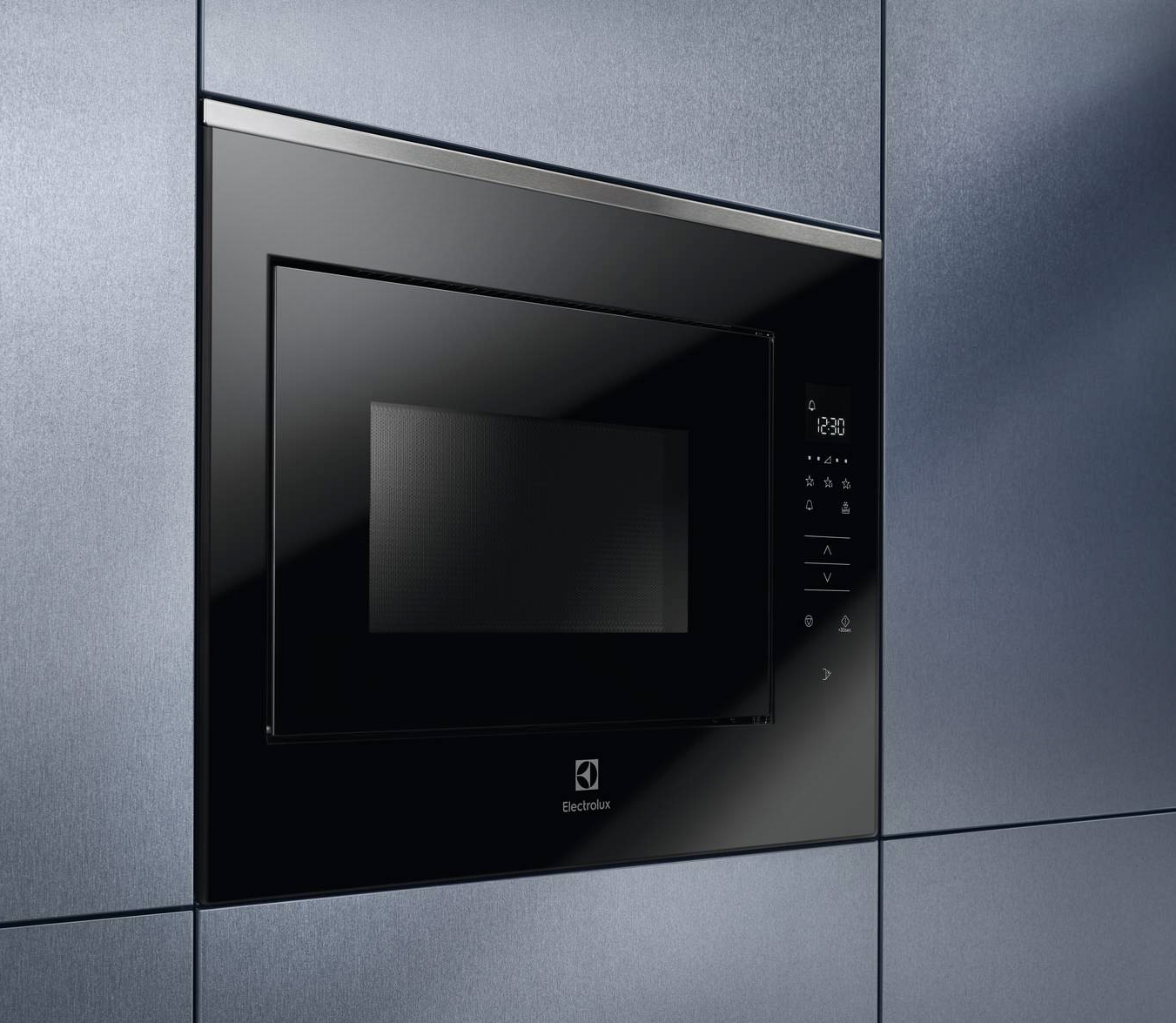Il forno a microonde con grill KMFD264TEX di Electrolux unisce funzionalità avanzate ed estetica. Con un volume di 26 litri, offre cottura a microonde, grill e modalità combinata, è dotato di programmatore elettronico con display touch, e ha programmi preimpostati di cottura e scongelamento automatico in base al peso dell’alimento. La potenza è di 900 watt per il microonde e 800 watt per il grill, e il piatto girevole misura 32,5 cm. Misura L 59,5 x P 40 x H 45,5 cm. Prezzo da rivenditore. www.electrolux.it Il forno a microonde con grill KMFD264TEX di Electrolux unisce funzionalità avanzate ed estetica. Con un volume di 26 litri, offre cottura a microonde, grill e modalità combinata, è dotato di programmatore elettronico con display touch, e ha programmi preimpostati di cottura e scongelamento automatico in base al peso dell’alimento. La potenza è di 900 watt per il microonde e 800 watt per il grill, e il piatto girevole misura 32,5 cm. Misura L 59,5 x P 40 x H 45,5 cm. Prezzo da rivenditore. www.electrolux.it
