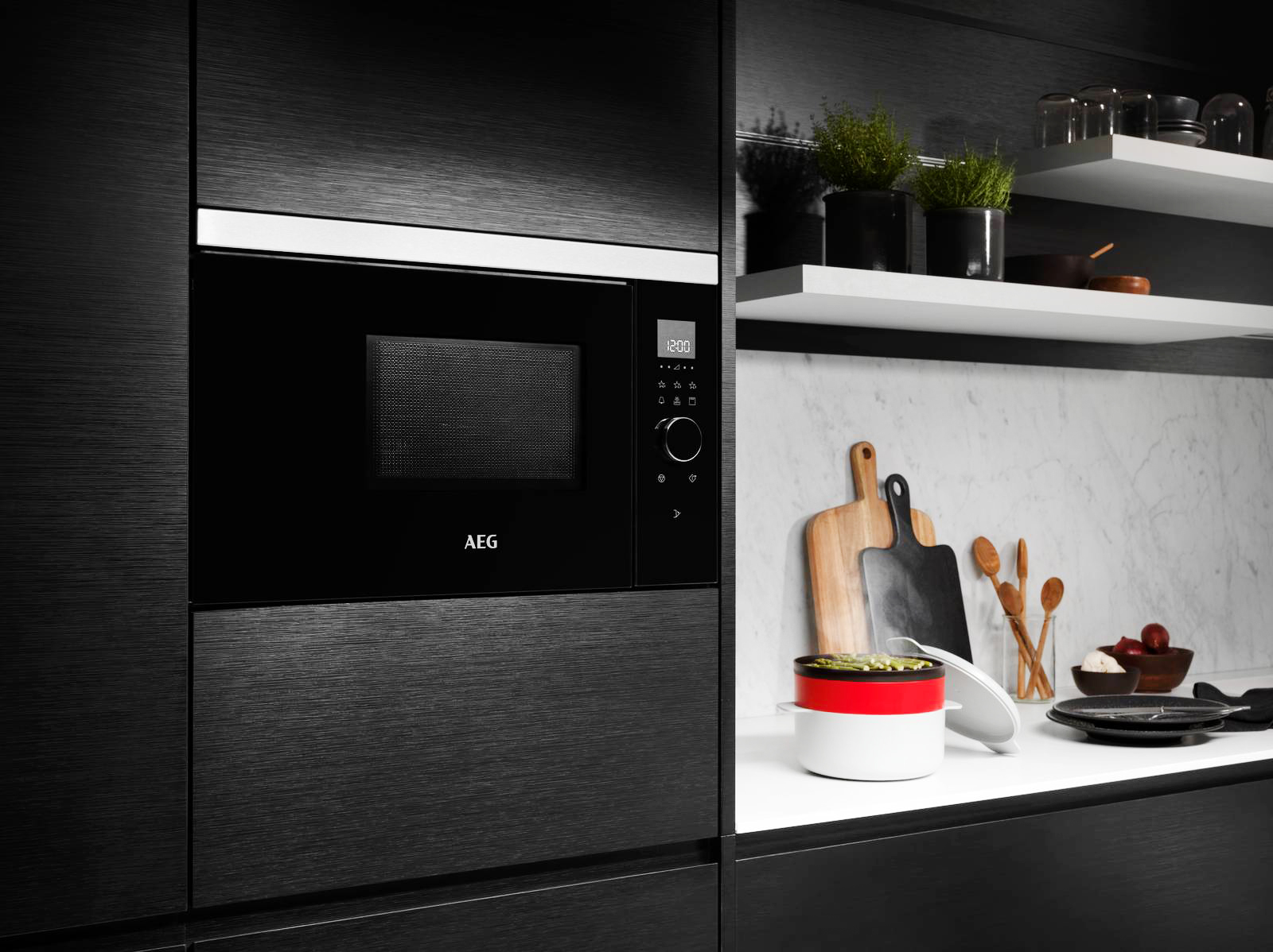 Capiente 16,8 litri, il forno MBB1756DEM di Aeg grazie alla combinazione delle funzioni microonde e grill, offre risultati di cottura eccellenti senza la necessità di utilizzare un forno tradizionale. La porta elettronica a sfioramento consente un'apertura semplice e intuitiva con un solo tocco, mentre l’estetica in inox antimpronta dona un tocco moderno e raffinato. È dotato di 5 livelli di potenza e 4 programmi di scongelamento automatico. Misura L 59,5 x P 30 x H 38 cm. Prezzo 1.085 euro. www.aeg.it Capiente 16,8 litri, il forno MBB1756DEM di Aeg grazie alla combinazione delle funzioni microonde e grill, offre risultati di cottura eccellenti senza la necessità di utilizzare un forno tradizionale. La porta elettronica a sfioramento consente un'apertura semplice e intuitiva con un solo tocco, mentre l’estetica in inox antimpronta dona un tocco moderno e raffinato. È dotato di 5 livelli di potenza e 4 programmi di scongelamento automatico. Misura L 59,5 x P 30 x H 38 cm. Prezzo 1.085 euro. www.aeg.it