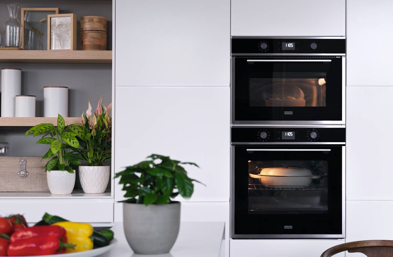 Il forno a microonde combinato Maris FMA 45 MW XS di Franke con finitura inox satinato/cristallo nero è dotato di una potenza di 900 watt, ha capacità di 40 litri, 8 funzioni e display LCD. Con 5 ricette automatiche e 15 funzioni speciali, ha sistema Smooth2close per aprire e chiudere la porta in modo delicato e sicuro. È dotato di piatto rotante da 36 cm. Misura L 59,5 x P 55,5 x H 45 cm. Prezzo 1.677 euro. www.franke.com Il forno a microonde combinato Maris FMA 45 MW XS di Franke con finitura inox satinato/cristallo nero è dotato di una potenza di 900 watt, ha capacità di 40 litri, 8 funzioni e display LCD. Con 5 ricette automatiche e 15 funzioni speciali, ha sistema Smooth2close per aprire e chiudere la porta in modo delicato e sicuro. È dotato di piatto rotante da 36 cm. Misura L 59,5 x P 55,5 x H 45 cm. Prezzo 1.677 euro. www.franke.com