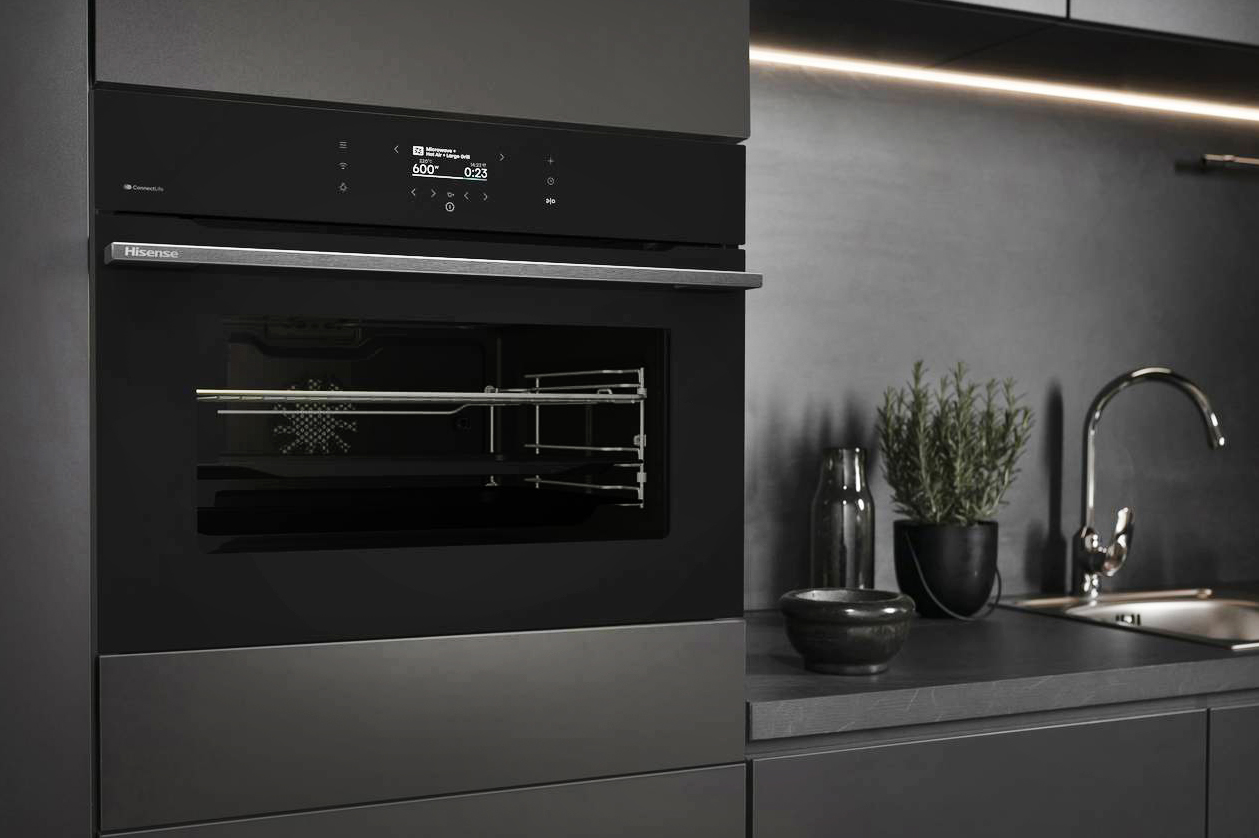 BIM406A8B di Hisense con capacità di 50 litri in un formato compatto combina la versatilità di un forno tradizionale con la funzionalità di un microonde da 1.000 watt. Misura L 59,5 x P 55 x H 45,5 cm. Prezzo da rivenditore. www.hisense.com BIM406A8B di Hisense con capacità di 50 litri in un formato compatto combina la versatilità di un forno tradizionale con la funzionalità di un microonde da 1.000 watt. Misura L 59,5 x P 55 x H 45,5 cm. Prezzo da rivenditore. www.hisense.com