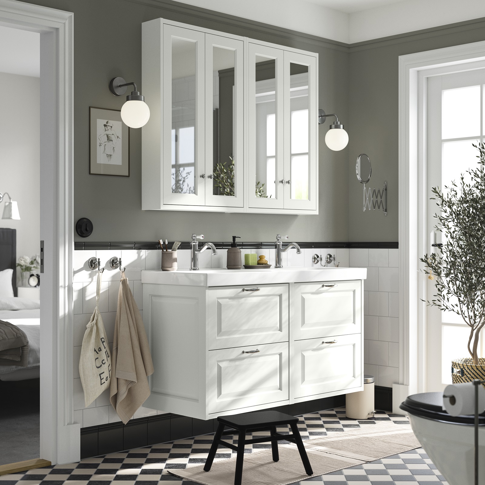 È in ceramica il lavabo doppio integrato sul top Orrsjön di Ikea con sifone bianco e troppopieno. Misura L 122,3 x P 49,4 cm. Prezzo 158 euro. www.ikea.cm È in ceramica il lavabo doppio integrato sul top Orrsjön di Ikea con sifone bianco e troppopieno. Misura L 122,3 x P 49,4 cm. Prezzo 158 euro. www.ikea.cm