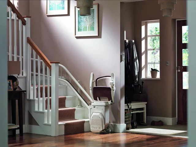 Il montascale a poltroncina Starla di Stannah si adatta a scale curve e scorre in modo fluido anche su più rampe lungo la rotaia Twin Tube, formata da due tubi, stabile e di ingombro ridotto. La poltroncina ha rivestimento in tessuto personalizzabile, il movimento è comandato con joystick con mano o polso, ha il poggiapiedi ed è pieghevole quando non serve, senza ingombri. www.stannah.com/it-it Il montascale a poltroncina Starla di Stannah si adatta a scale curve e scorre in modo fluido anche su più rampe lungo la rotaia Twin Tube, formata da due tubi, stabile e di ingombro ridotto. La poltroncina ha rivestimento in tessuto personalizzabile, il movimento è comandato con joystick con mano o polso, ha il poggiapiedi ed è pieghevole quando non serve, senza ingombri. www.stannah.com/it-it