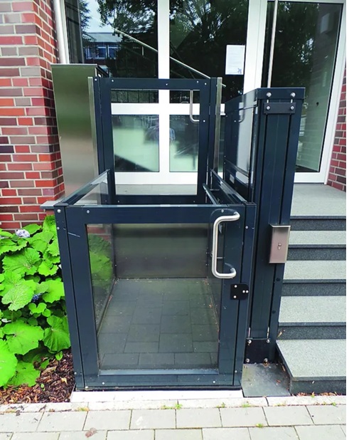 La piattaforma elevatrice a vano aperto Opal di Garaventa è adatta per superare dislivelli fino a 3 metri, sia interni che esterni. La sua posa non prevede la realizzazione di importanti opere murarie e non necessita di fossa. Il funzionamento è idraulico ed è nella colorazione standard Silver Moon ma è possibile personalizzarlo scegliendo tra oltre 2 mila colorazioni e differenti finiture come le pareti e porte in plexiglass trasparente. www.garaventalift.it La piattaforma elevatrice a vano aperto Opal di Garaventa è adatta per superare dislivelli fino a 3 metri, sia interni che esterni. La sua posa non prevede la realizzazione di importanti opere murarie e non necessita di fossa. Il funzionamento è idraulico ed è nella colorazione standard Silver Moon ma è possibile personalizzarlo scegliendo tra oltre 2 mila colorazioni e differenti finiture come le pareti e porte in plexiglass trasparente. www.garaventalift.it