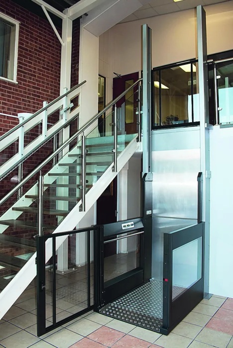 Smart 2000 e Smart 3000 di Stannah sono piattaforme elevatrici senza fossa che permettono di superare dislivelli fino a 3 metri di altezza. Sono adatte all’uso in carrozzina o per due persone in piedi e hanno un accesso indipendente con rampa integrata. A garanzia di sicurezza, le porte rimangono bloccate per tutti il tragitto. Sono dotate di sensori anti-schiacciamento nella parte inferiore della struttura che bloccano il tragitto in caso di ostacolo. Per l’installazione non necessitano di fosse nè di opere murarie. www.stannah.com/it-it Smart 2000 e Smart 3000 di Stannah sono piattaforme elevatrici senza fossa che permettono di superare dislivelli fino a 3 metri di altezza. Sono adatte all’uso in carrozzina o per due persone in piedi e hanno un accesso indipendente con rampa integrata. A garanzia di sicurezza, le porte rimangono bloccate per tutti il tragitto. Sono dotate di sensori anti-schiacciamento nella parte inferiore della struttura che bloccano il tragitto in caso di ostacolo. Per l’installazione non necessitano di fosse nè di opere murarie. www.stannah.com/it-it