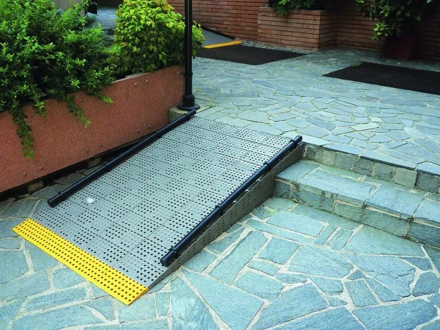 Le rampe componibili Excellent-System di Ireda permettono di superare piccoli dislivelli e sono completamente personalizzabili. I moduli consentono di costruire rampe di qualsiasi forma e dimensione, con pendenza non superiore all'8%. Sono realizzate in polietilene con superficie antiscivolo, si assemblano rapidamente e si smontano senza utilizzo di viti, tasselli o colla. www.ireda.eu Le rampe componibili Excellent-System di Ireda permettono di superare piccoli dislivelli e sono completamente personalizzabili. I moduli consentono di costruire rampe di qualsiasi forma e dimensione, con pendenza non superiore all'8%. Sono realizzate in polietilene con superficie antiscivolo, si assemblano rapidamente e si smontano senza utilizzo di viti, tasselli o colla. www.ireda.eu