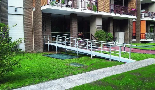 Le rampe di accesso fisse di WM System sono studiate su misura, nel rispetto della normativa per le pendenze e basate su un sistema modulare. Sono imbullonate a terra per garantire una struttura solida e permanente. Sono realizzate con materiali come l'alluminio anodizzato, resistenti a intemperie e usura e sono personalizzabili esteticamente. La larghezza minima utile è 90 cm con un ingmbro di 100 cm. Sono dotate di cordolo fermapiede alto 10 cm, corrimano alto 100 cm su entrambi i lati e barra anticaduta alta 70 cm da ambo i lati. www.wmsystem.com Le rampe di accesso fisse di WM System sono studiate su misura, nel rispetto della normativa per le pendenze e basate su un sistema modulare. Sono imbullonate a terra per garantire una struttura solida e permanente. Sono realizzate con materiali come l'alluminio anodizzato, resistenti a intemperie e usura e sono personalizzabili esteticamente. La larghezza minima utile è 90 cm con un ingmbro di 100 cm. Sono dotate di cordolo fermapiede alto 10 cm, corrimano alto 100 cm su entrambi i lati e barra anticaduta alta 70 cm da ambo i lati. www.wmsystem.com