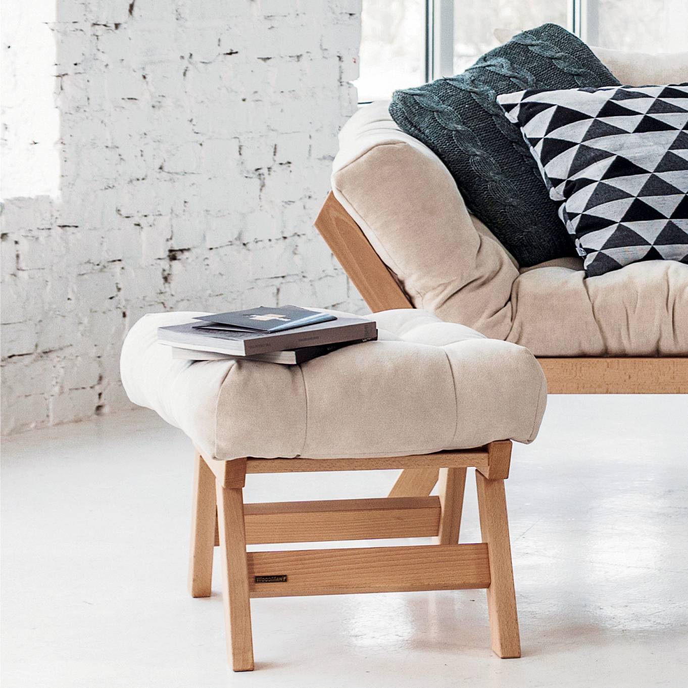 Fa parte della Collezione Allegro by WoodMan lo sgabello imbottito in vendita su AMF Mobili di Design che può essere usato come poggiapiedi o come tavolino davanti al divano. È realizzato in legno massiccio di faggio naturale e corredato di un morbido cuscino imbottito in fibra cava e foderato in tessuto di poliestere. Misura L 62 x P 40 x H 40 cm. Prezzo 165 euro. www.mobilididesign.it Fa parte della Collezione Allegro by WoodMan lo sgabello imbottito in vendita su AMF Mobili di Design che può essere usato come poggiapiedi o come tavolino davanti al divano. È realizzato in legno massiccio di faggio naturale e corredato di un morbido cuscino imbottito in fibra cava e foderato in tessuto di poliestere. Misura L 62 x P 40 x H 40 cm. Prezzo 165 euro. www.mobilididesign.it