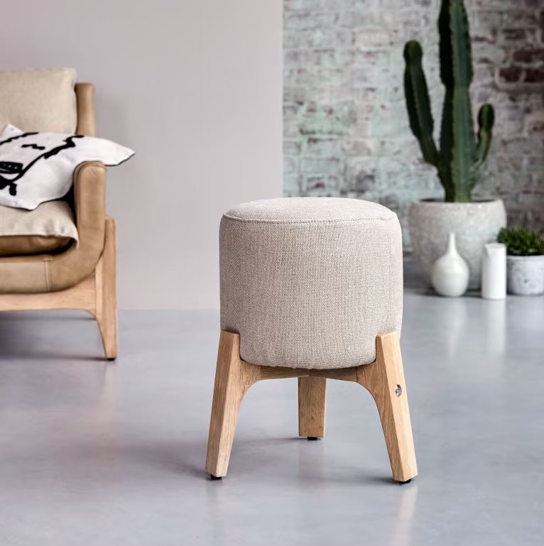 È rivestito in lino lo sgabello Drum di Tikamoon che ha quattro gambe in legno di quercia massello; la forma arrotondata e compatta permette di collocarlo con facilità in qualsiasi soggiorno come elemento di arredo multifunzione: seduta, poggiapiedi o tavolino. Misura Ø 36 x H 47 cm. Prezzo 370 euro. www.tikamoon.it È rivestito in lino lo sgabello Drum di Tikamoon che ha quattro gambe in legno di quercia massello; la forma arrotondata e compatta permette di collocarlo con facilità in qualsiasi soggiorno come elemento di arredo multifunzione: seduta, poggiapiedi o tavolino. Misura Ø 36 x H 47 cm. Prezzo 370 euro. www.tikamoon.it