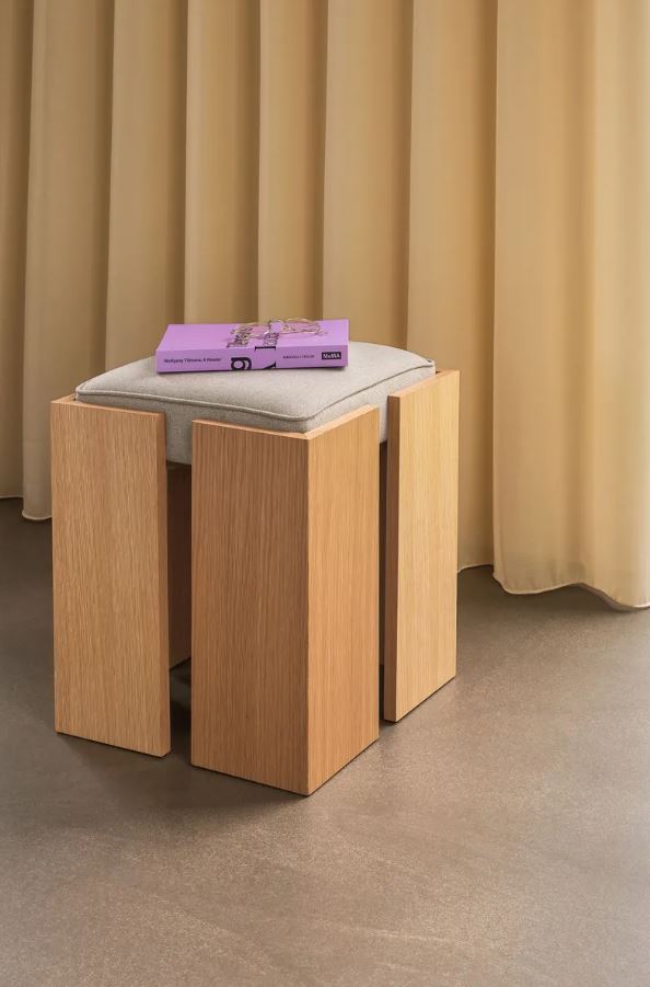 Una forma scultorea per lo sgabello quadrato Forma di Hübsch in vendita su Bonami che è dotato di una seduta imbottita e rivestita in tessuto. La struttura è impiallacciata in legno chiaro con venatura a vista che ne sottolinea lo stile nordico. Misura L 39 x P 39 x H 46 cm. Prezzo 350 euro. www.bonami.it Una forma scultorea per lo sgabello quadrato Forma di Hübsch in vendita su Bonami che è dotato di una seduta imbottita e rivestita in tessuto. La struttura è impiallacciata in legno chiaro con venatura a vista che ne sottolinea lo stile nordico. Misura L 39 x P 39 x H 46 cm. Prezzo 350 euro. www.bonami.it