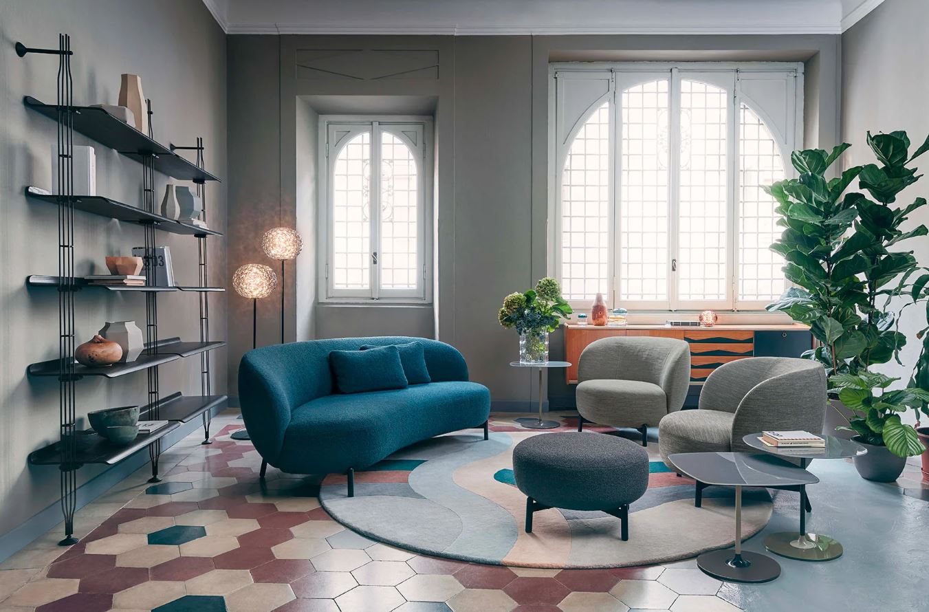 Può essere usato come seduta o come piano di appoggio il grande sgabello che fa parte della collezione Lunam di Kartell. È caratterizzato da una ricca imbottitura in poliuretano e da un telaio di sostegno  in acciaio verniciato nero; è rivestito tessuto Orsetto. Misura Ø 63 x H 40 cm. Prezzo 1.159 euro. www.kartell.com Può essere usato come seduta o come piano di appoggio il grande sgabello che fa parte della collezione Lunam di Kartell. È caratterizzato da una ricca imbottitura in poliuretano e da un telaio di sostegno  in acciaio verniciato nero; è rivestito tessuto Orsetto. Misura Ø 63 x H 40 cm. Prezzo 1.159 euro. www.kartell.com