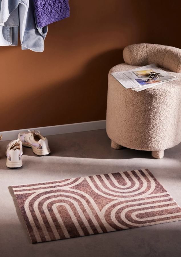 Trova posto in un angolo della camera lo sgabello imbottito di Bonprix che è dotato di un comodo mini schienale e di quattro piccole gambe. È completamente rivestito in tessuto color crema effetto orsetto. Misura Ø 47 x H 56 cm. Prezzo 94,99 euro. www.bonprix.it Trova posto in un angolo della camera lo sgabello imbottito di Bonprix che è dotato di un comodo mini schienale e di quattro piccole gambe. È completamente rivestito in tessuto color crema effetto orsetto. Misura Ø 47 x H 56 cm. Prezzo 94,99 euro. www.bonprix.it