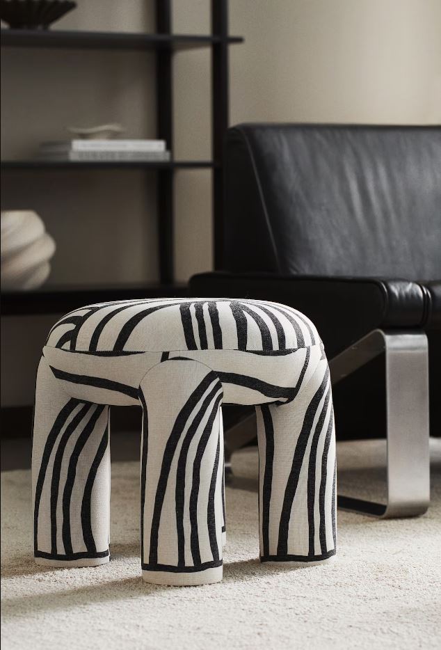 Lo sgabello imbottito robusto di H&M Home è caratterizzato da un rivestimento grafico effetto optical che lo rende originale e scenografico. La struttura in legno di pioppo è completamente rivestita in tessuto imbottito. Misura Ø 48 x H 45 cm. Prezzo 199 euro. www.hm.com Lo sgabello imbottito robusto di H&M Home è caratterizzato da un rivestimento grafico effetto optical che lo rende originale e scenografico. La struttura in legno di pioppo è completamente rivestita in tessuto imbottito. Misura Ø 48 x H 45 cm. Prezzo 199 euro. www.hm.com
