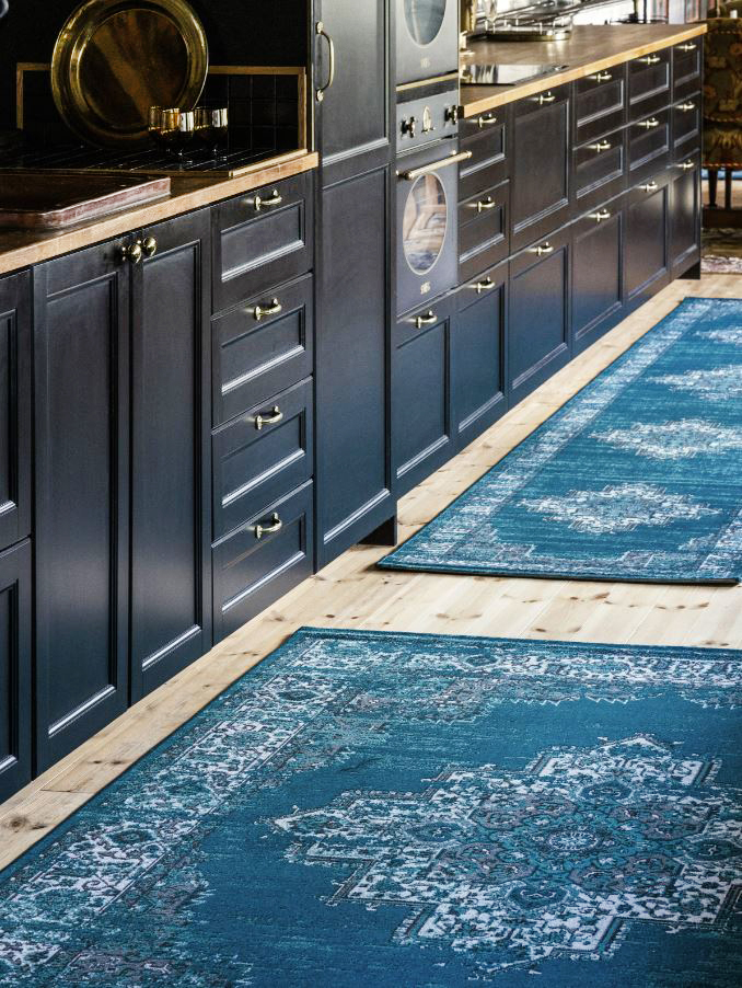Sul pavimento della grande cucina sono stati sistemati i due tappeti coordinati Vega di Rugvista essential con forme diverse, passatoia e rettangolare. Sono realizzati in polipropilene, che li rende adatti alle zone di passaggio, con un decoro classico nelle tonalità del blu scuro e del turchese. Misurano rispettivamente L 80 x P 300 cm e L 100 x P 160 cm. Prezzo a partire da 72 euro. www.rugvista.it Sul pavimento della grande cucina sono stati sistemati i due tappeti coordinati Vega di Rugvista essential con forme diverse, passatoia e rettangolare. Sono realizzati in polipropilene, che li rende adatti alle zone di passaggio, con un decoro classico nelle tonalità del blu scuro e del turchese. Misurano rispettivamente L 80 x P 300 cm e L 100 x P 160 cm. Prezzo a partire da 72 euro. www.rugvista.it