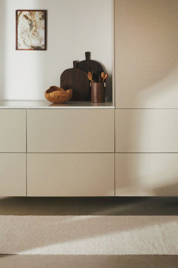 La lunga passatoia (N. art.:1270641001) di H & M Home protegge e decora il pavimento della cucina con un design contemporaneo. È prodotta in cotone riciclato e intessuto con motivo a spina di pesce beige chiaro ed è decorata da frange sui lati corti. Misura L 70 x P 200 cm. Prezzo 39,99 euro. www.hm.com La lunga passatoia (N. art.:1270641001) di H & M Home protegge e decora il pavimento della cucina con un design contemporaneo. È prodotta in cotone riciclato e intessuto con motivo a spina di pesce beige chiaro ed è decorata da frange sui lati corti. Misura L 70 x P 200 cm. Prezzo 39,99 euro. www.hm.com