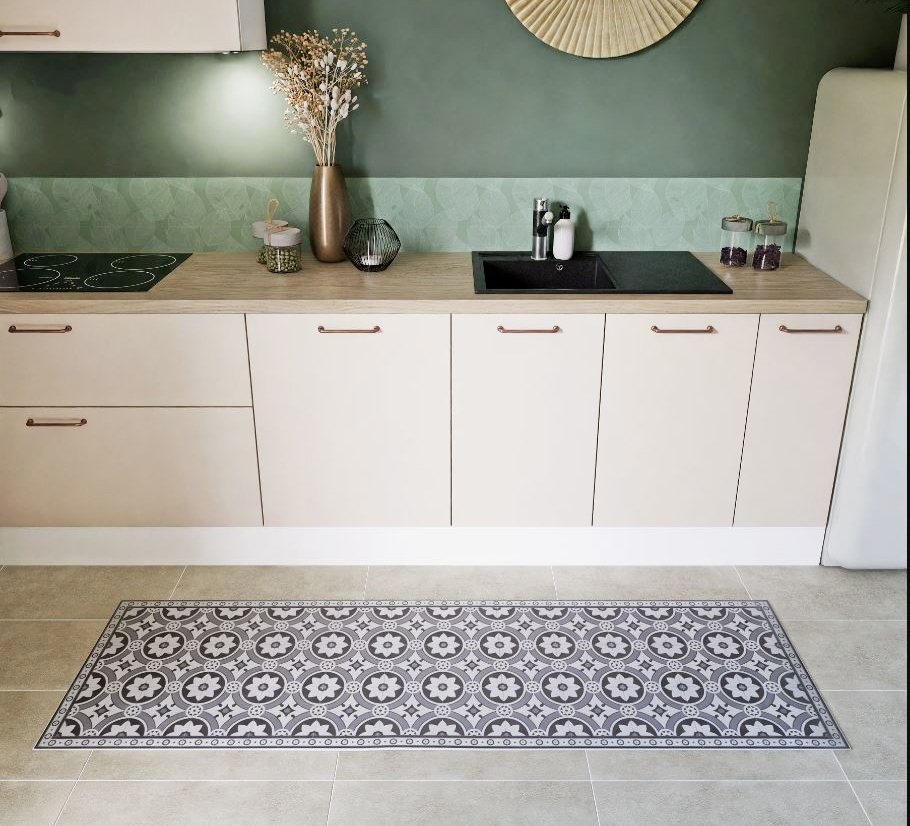 Un motivo a mattonelle, nei toni del bianco e del grigio, per il tappeto Alma di Maisons du Monde: è realizzato in vinile che lo rende resistente e facile da pulire, perfetto in cucina. Misura L 60 x P 199 cm. Prezzo 79,99 euro. www.maisonsdumonde.com Un motivo a mattonelle, nei toni del bianco e del grigio, per il tappeto Alma di Maisons du Monde: è realizzato in vinile che lo rende resistente e facile da pulire, perfetto in cucina. Misura L 60 x P 199 cm. Prezzo 79,99 euro. www.maisonsdumonde.com