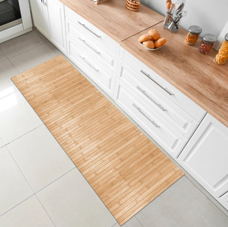 È coordinata con il piano in legno chiaro la passatoia Bamboo open (Ref. 82040859) in vendita da Leroy Merlin che è composta da una serie di listelli in bambù. Nella parte inferiore è presente un fondo antiscivolo.  Misura L 50 x P 140 cm. Prezzo 9,35 euro. www.leroymerlin.it È coordinata con il piano in legno chiaro la passatoia Bamboo open (Ref. 82040859) in vendita da Leroy Merlin che è composta da una serie di listelli in bambù. Nella parte inferiore è presente un fondo antiscivolo.  Misura L 50 x P 140 cm. Prezzo 9,35 euro. www.leroymerlin.it