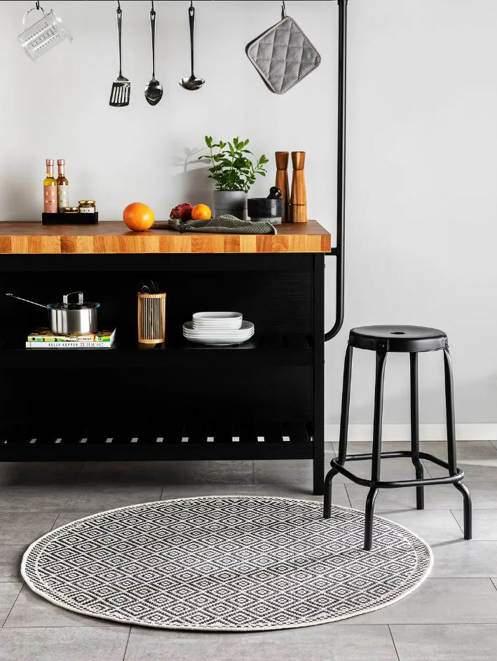 Può essere usato non solo in cucina, ma anche all'esterno il tappeto rotondo Cleo di Benuta: è tessuto a macchina in 100% polipropilene con un raffinato decoro geometrico black & white. Misura Ø 120 cm. Prezzo 49,95 euro. www.benuta.it Può essere usato non solo in cucina, ma anche all'esterno il tappeto rotondo Cleo di Benuta: è tessuto a macchina in 100% polipropilene con un raffinato decoro geometrico black & white. Misura Ø 120 cm. Prezzo 49,95 euro. www.benuta.it