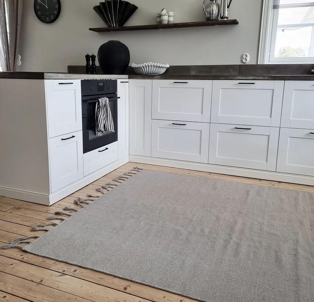“Veste” l'angolo della cucina il grande tappeto Malana di Trendcarpet prodotto a mano in lana che lo rende sottile  e aderente al pavimento. La raffinata colorazione greige illumina l'ambiente. Misura L 133 x P 190 cm. Prezzo 117,99 euro. www.trendcarpet.it “Veste” l'angolo della cucina il grande tappeto Malana di Trendcarpet prodotto a mano in lana che lo rende sottile  e aderente al pavimento. La raffinata colorazione greige illumina l'ambiente. Misura L 133 x P 190 cm. Prezzo 117,99 euro. www.trendcarpet.it