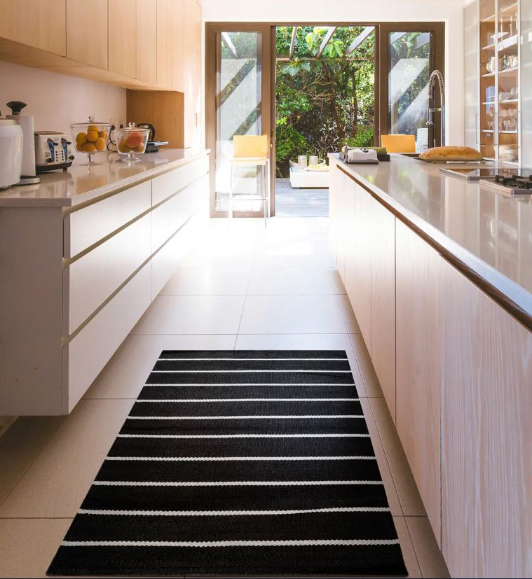 Un colore in netto contrasto con quello delle ante della cucina per il tappeto Riviera di Kasanova: è realizzato in puro cotone nero decorato da sottili righe bianche. È lavabile in lavatrice a basse temperature. Misura L 120 x P 180 cm. Prezzo 50 euro. www.kasanova.com Un colore in netto contrasto con quello delle ante della cucina per il tappeto Riviera di Kasanova: è realizzato in puro cotone nero decorato da sottili righe bianche. È lavabile in lavatrice a basse temperature. Misura L 120 x P 180 cm. Prezzo 50 euro. www.kasanova.com