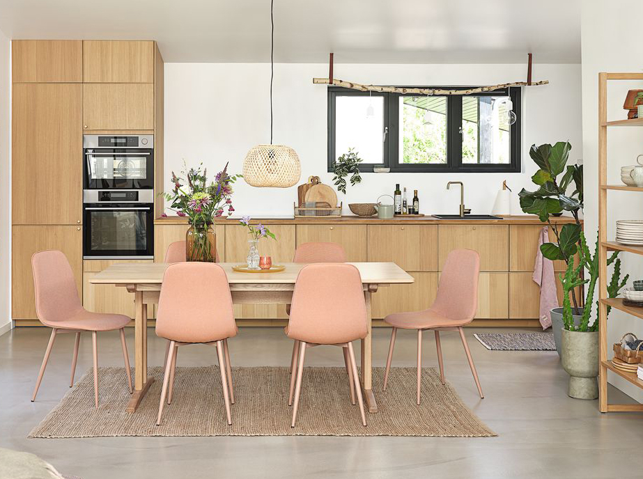 Il tappeto Solsikke di Jysk permette di proteggere il pavimento sotto il tavolo in cucina grazie alle sue dimensioni generose. É completamente realizzato in 100% juta con una colorazione naturale che lo rende facile da abbinare con arredi anche con stili diversi. Misura L 160 x P 230 cm. Prezzo 99 euro. www.jysk.it Il tappeto Solsikke di Jysk permette di proteggere il pavimento sotto il tavolo in cucina grazie alle sue dimensioni generose. É completamente realizzato in 100% juta con una colorazione naturale che lo rende facile da abbinare con arredi anche con stili diversi. Misura L 160 x P 230 cm. Prezzo 99 euro. www.jysk.it