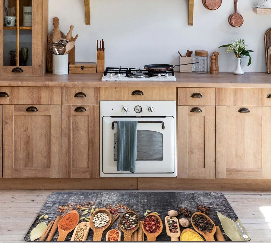 Allegro e divertente il tappeto da cucina Spezie di Bella Vita prodotto in microfibra, che facilita l'assorbimento dei liquidi, ed è lavabile in lavatrice. È realizzato senza cuciture e ha la base in materiale antiscivolo. Misura L 50 x P 140 cm. Prezzo 24,90 euro. www.bellavitastore.it Allegro e divertente il tappeto da cucina Spezie di Bella Vita prodotto in microfibra, che facilita l'assorbimento dei liquidi, ed è lavabile in lavatrice. È realizzato senza cuciture e ha la base in materiale antiscivolo. Misura L 50 x P 140 cm. Prezzo 24,90 euro. www.bellavitastore.it